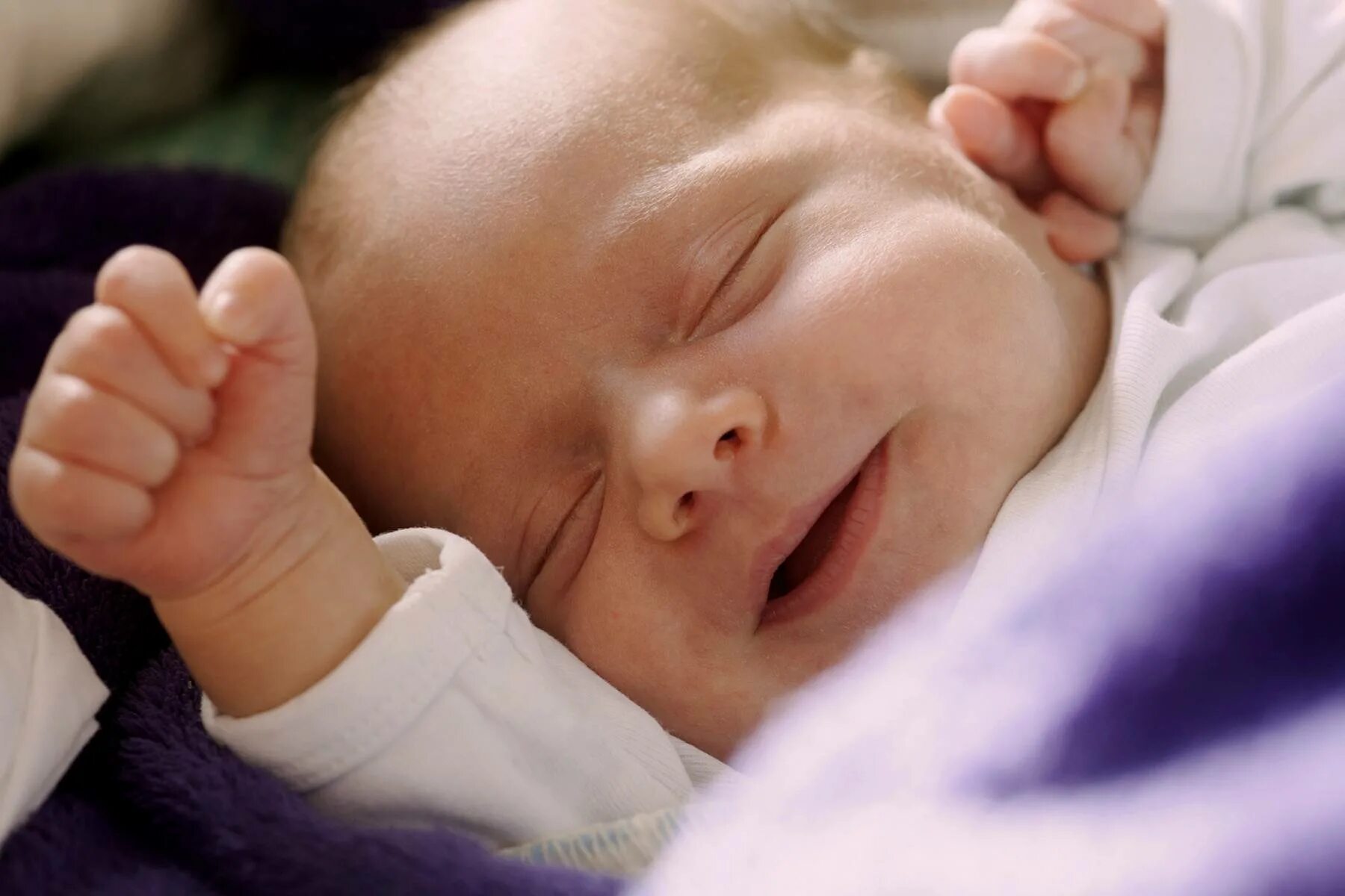 Новорожденный ребенок. Младенец улыбается. Новорожденный малыш. Грудной ребенок. Родился ребенок спящий