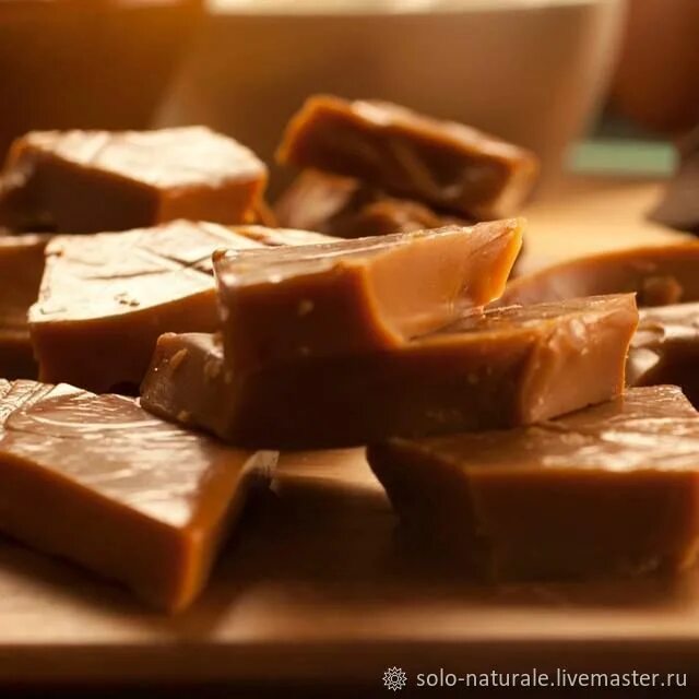 Карамель с ароматом ванили. Ванили карамели. Ванильная карамель. Ваниль на белом фоне. Ванильно-карамельный.