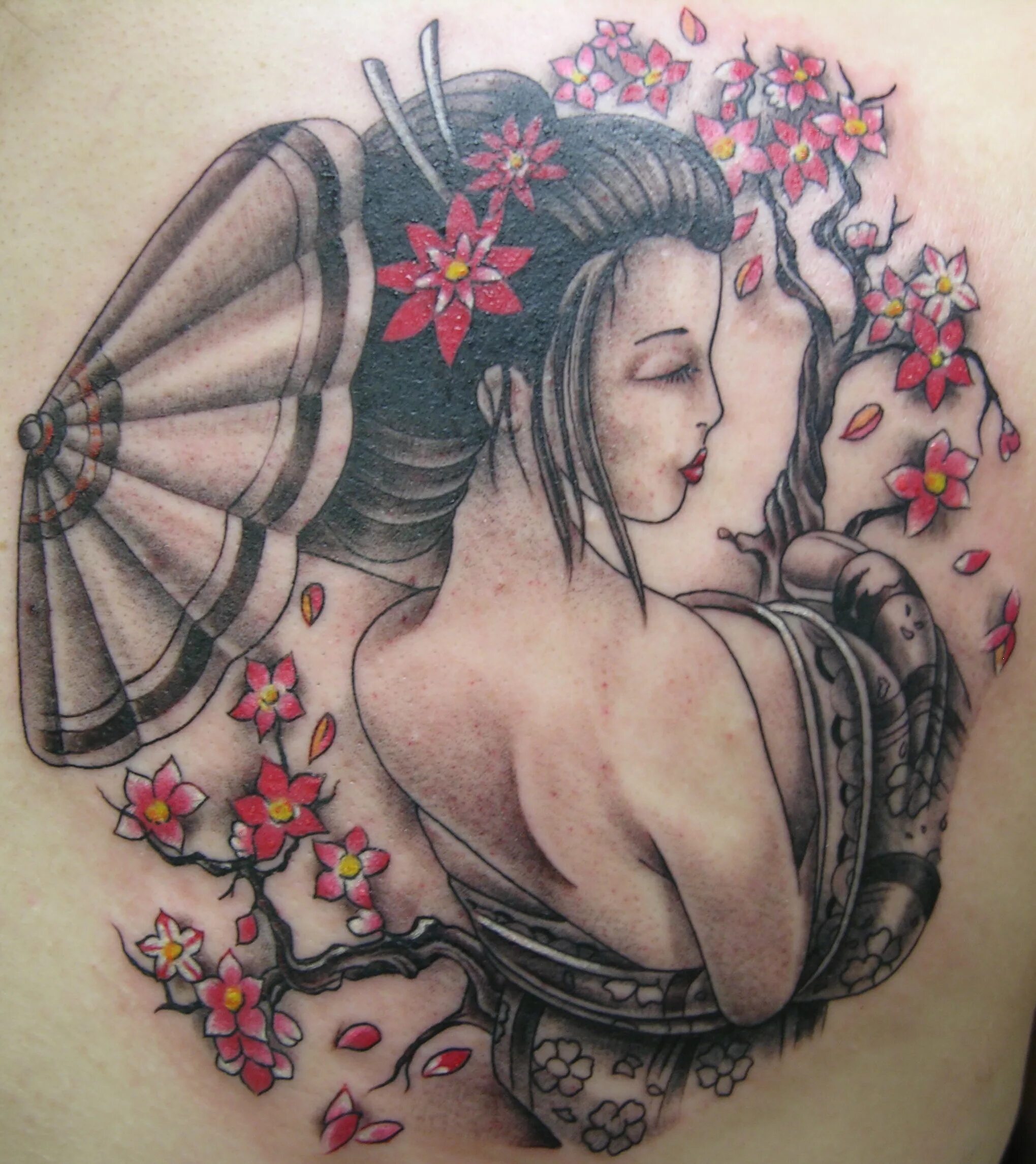 Тату гейша на спине. Тату гейша с зонтиком. Красивые тату в японском стиле. Тату гейши у женщин. Эскизы тату для девушек.