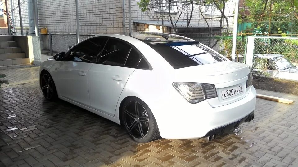 Диски шевроле круз 5 105. Шевроле круз воссен r17. шевроле круз r18 tuning. шевроле круз на 17 воссенах. шевроле круз воссен 18.