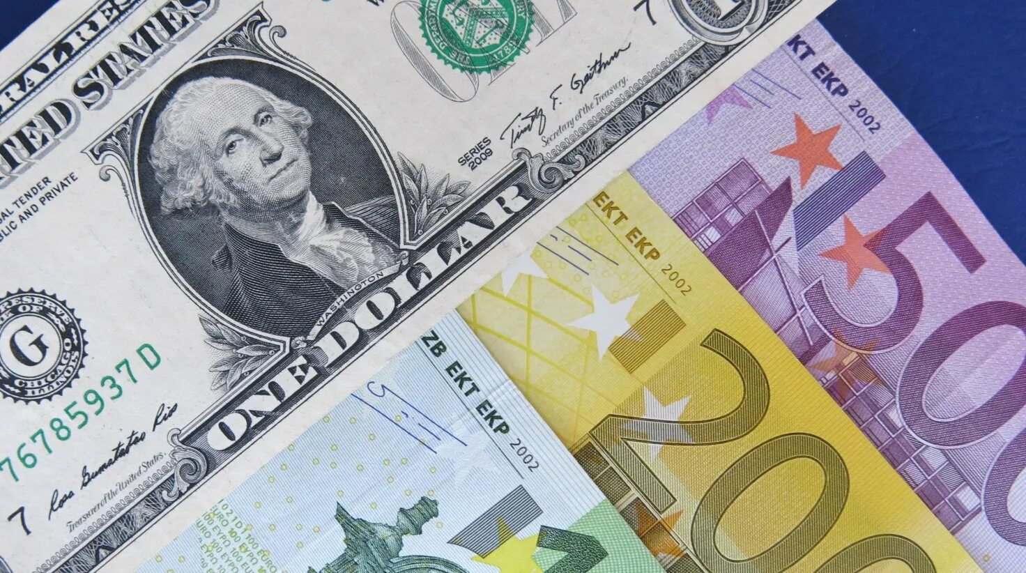 Доллар и евро. Евро валюта. Доллар фото. Фото долларов и евро.