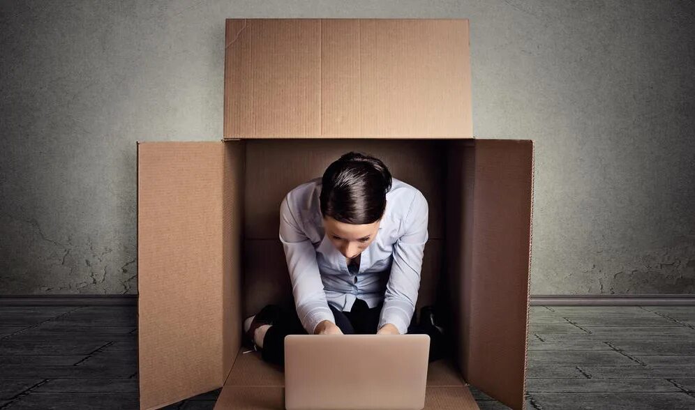 Замкнутые люди. Социализированный интроверт. Человек замкнут. Клаустрофобия замкнутое пространство. Замкнутый человек как называется.