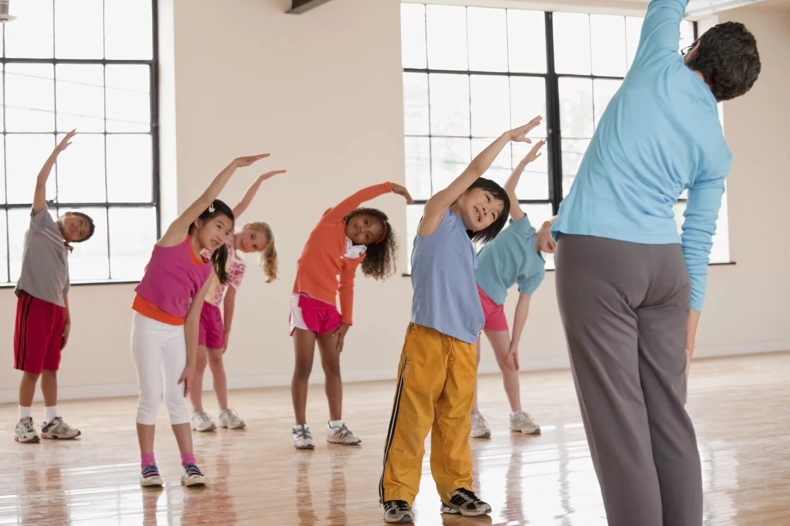 Физическая культура. Школьники на физкультуре. Физическая культура дети. Занятие физкультурой и спортом.