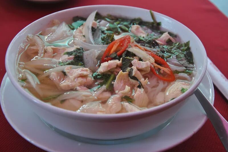 Фо бо с курицей. Суп лапша. Вьетнамская лапша фо бо. Вьетнамский суп фо бо с говядиной. Фо чон бо.