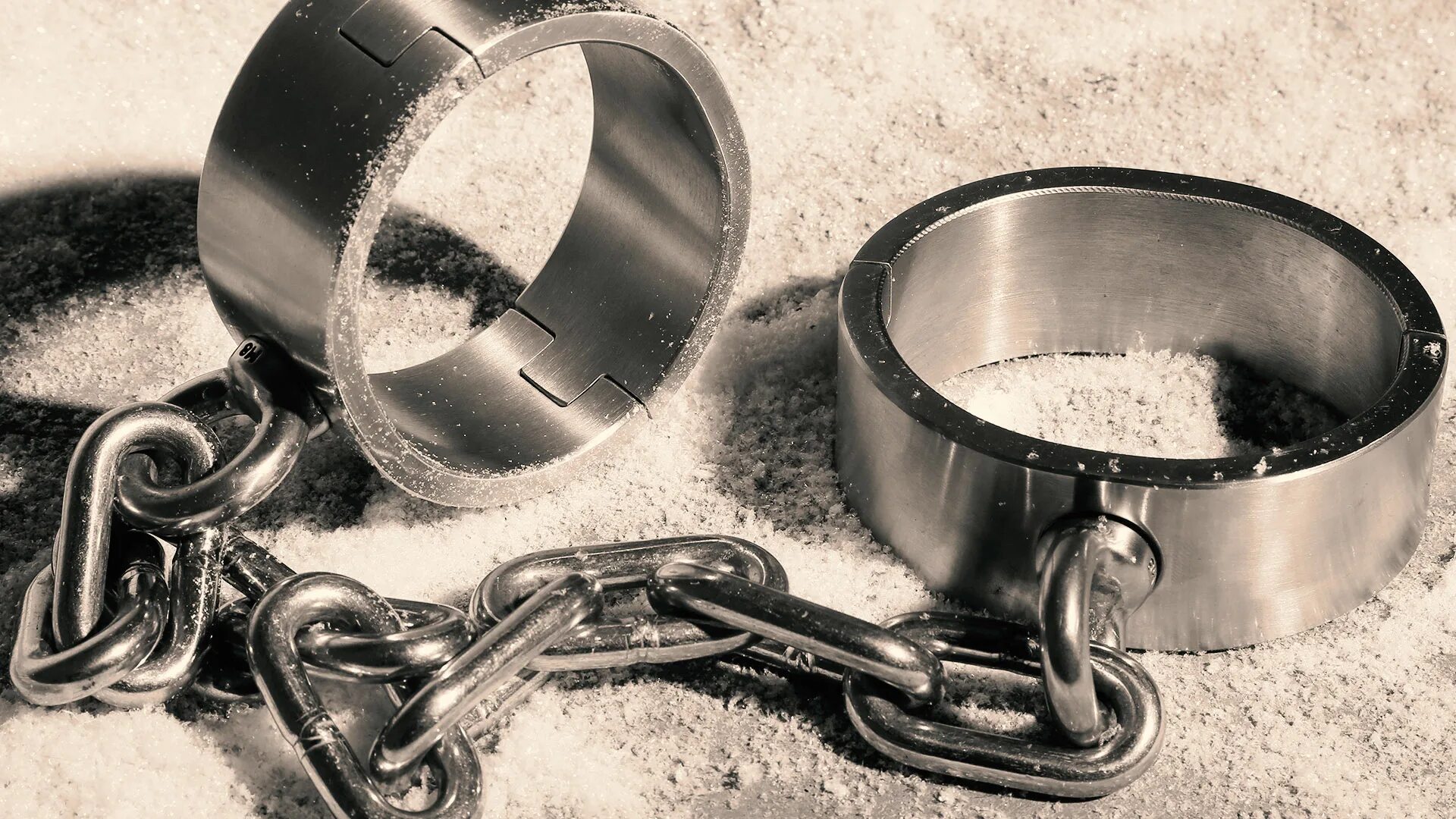 Старинные наручники. Кандалы. Цепи для заключенных. Кандалы это. Кандалы деревянные.