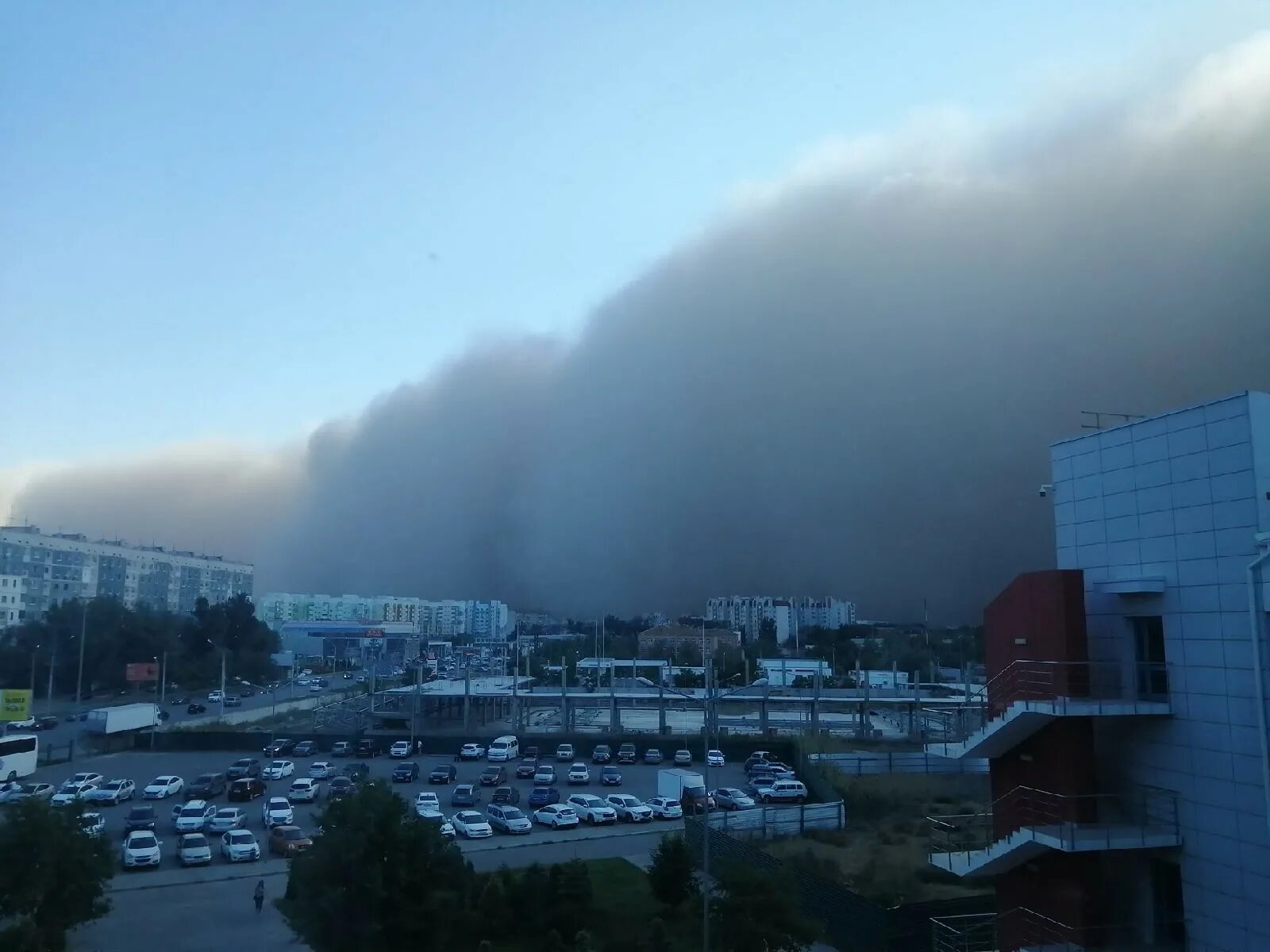Пыльный город где то. Пыльная буря в Астрахани. Песчаная буря в Астрахани. Песчаная буря в Астрахани 2021. Пыльная буря в Астрахани 2021.