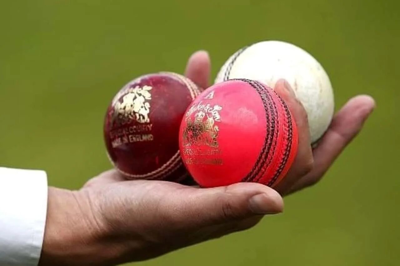 Возьми мячик. Мяч для крикета. мячик для крикета в руке. cricket ball ipl. мячи для крикета и поло.
