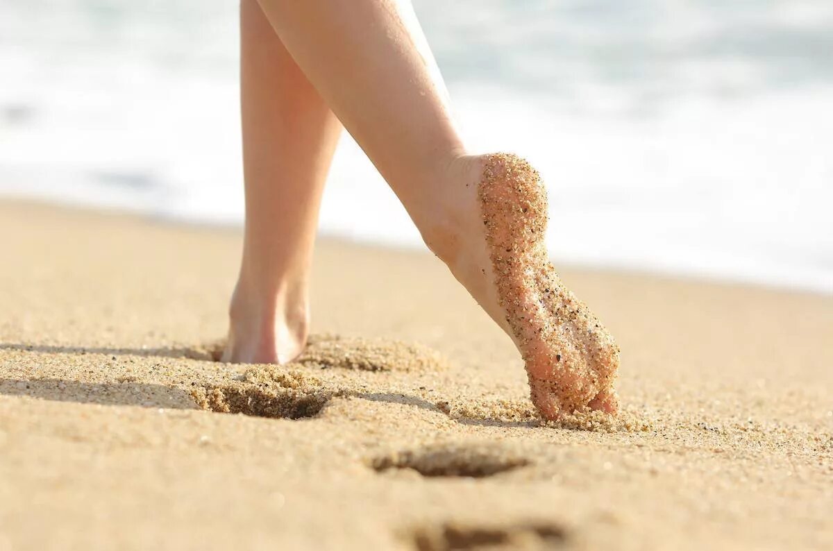 Пятки женщин 40 лет. Ноги в песке. Ноги на пляже. Стопы на песке. Ноги девушек на песке.