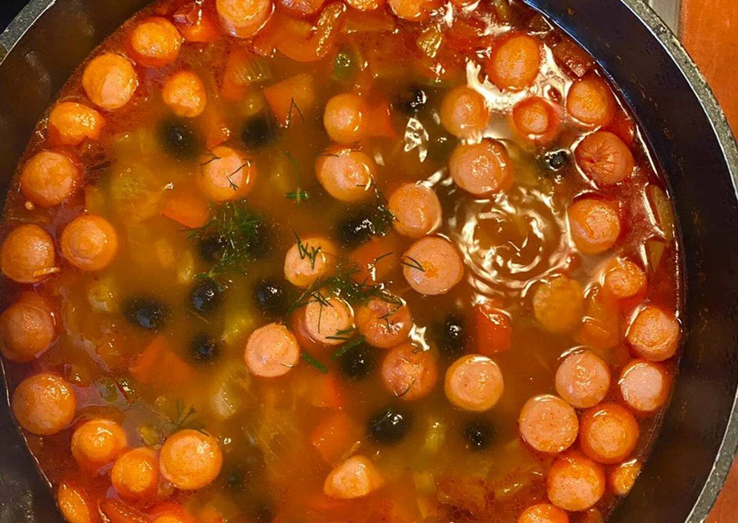 Солянка пошаговое фото. Солянка. Солянка сборная с сосисками. Солянка густая. Солянка с сосисками суп.