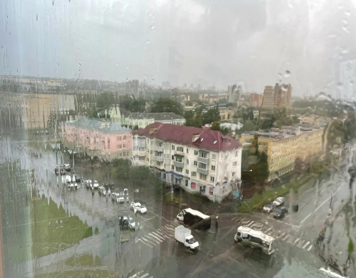 Не прекращавшийся в течение суток дождь. Сильный ливень. Ожидаются кратковременные дожди. Дождливая погода. Дождь в Петрозаводске.