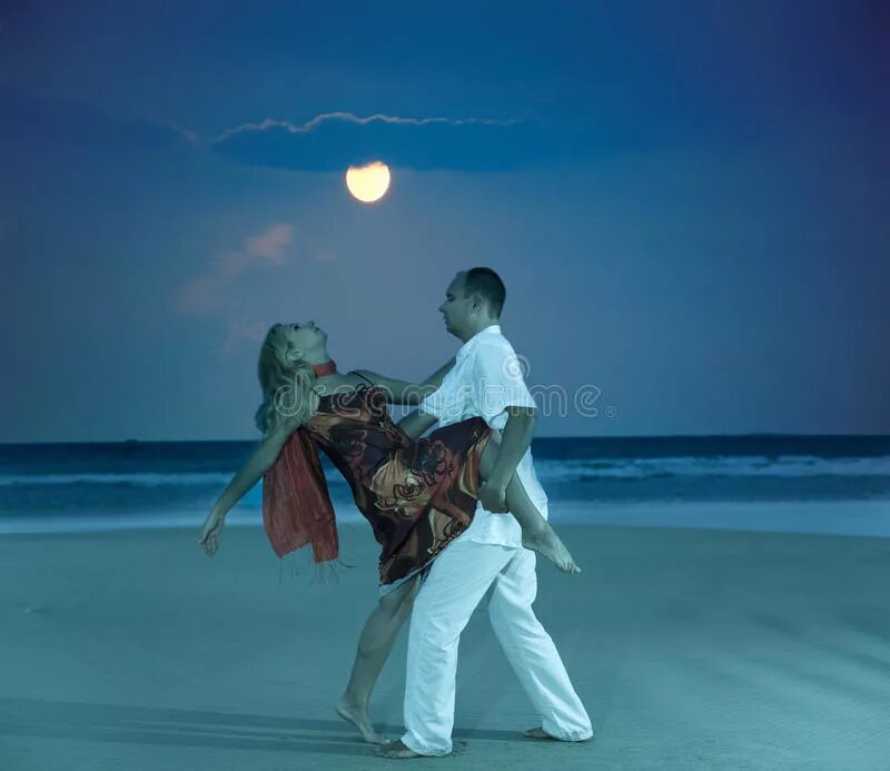 Мы танцуем под луной текст. Танцующая пара под луной. Лунный танец. Пара на пляже лунный свет. Танец в лунном свете.