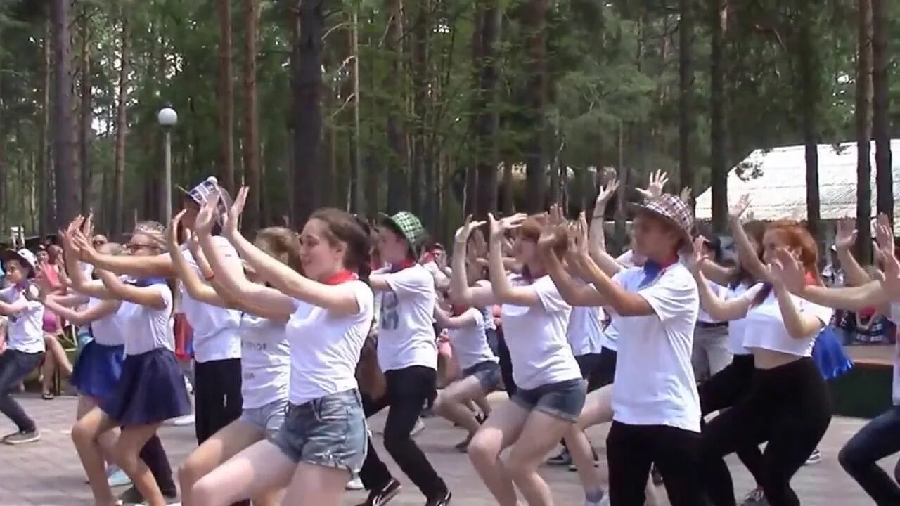Пионерский лагерь мирный рузский район. Дол титова рыбинск. Первый отряд лагеря. Первый отряд лагеря. Танцевальный батл в лагерях названия.