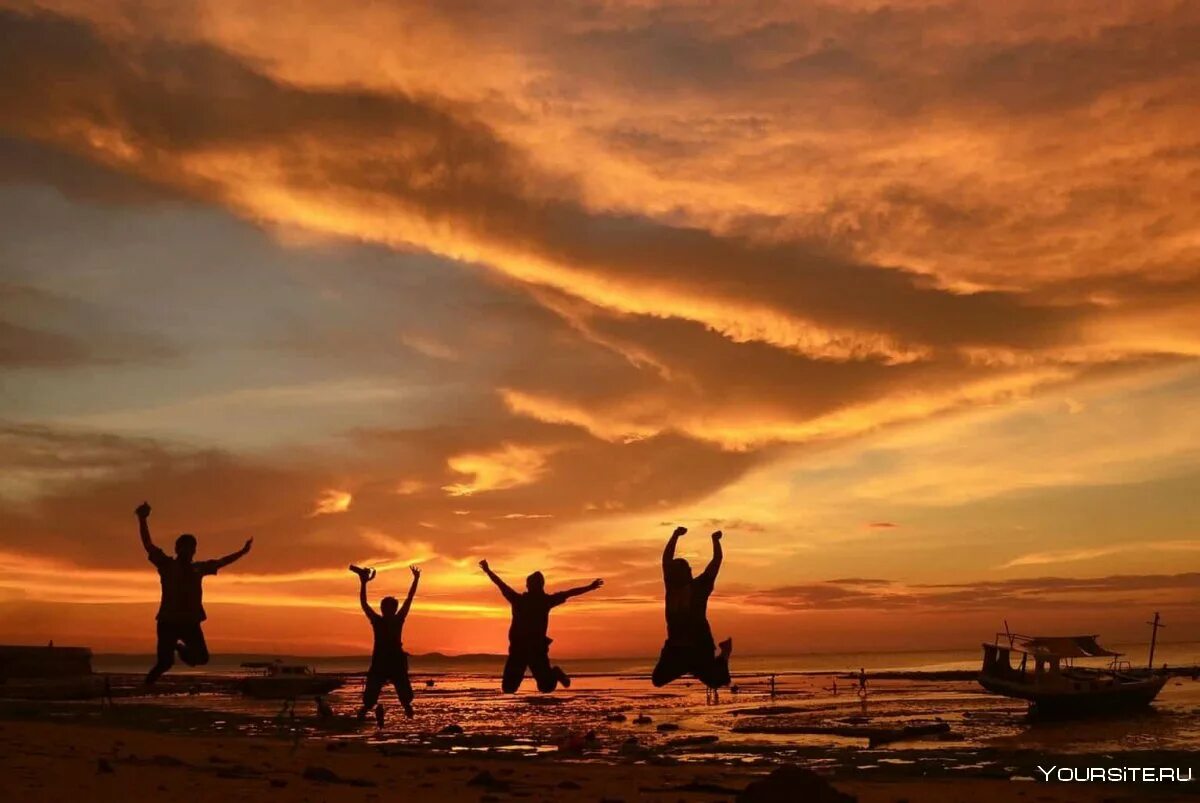 Счастье закат. Друзья на закате. Солнце радость. Счастливая девушка. Девушка солнце.