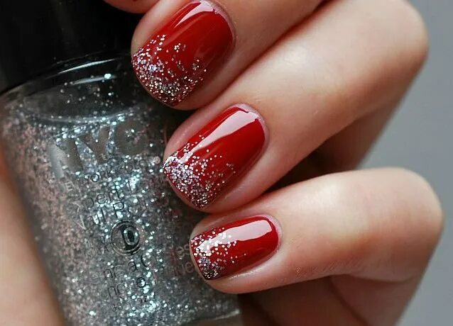 красно серебристый маникюр. маникюр с блестками красный с серебром. маникюр красный с серебром. красные ногти с блестками. красно серебристый маникюр.