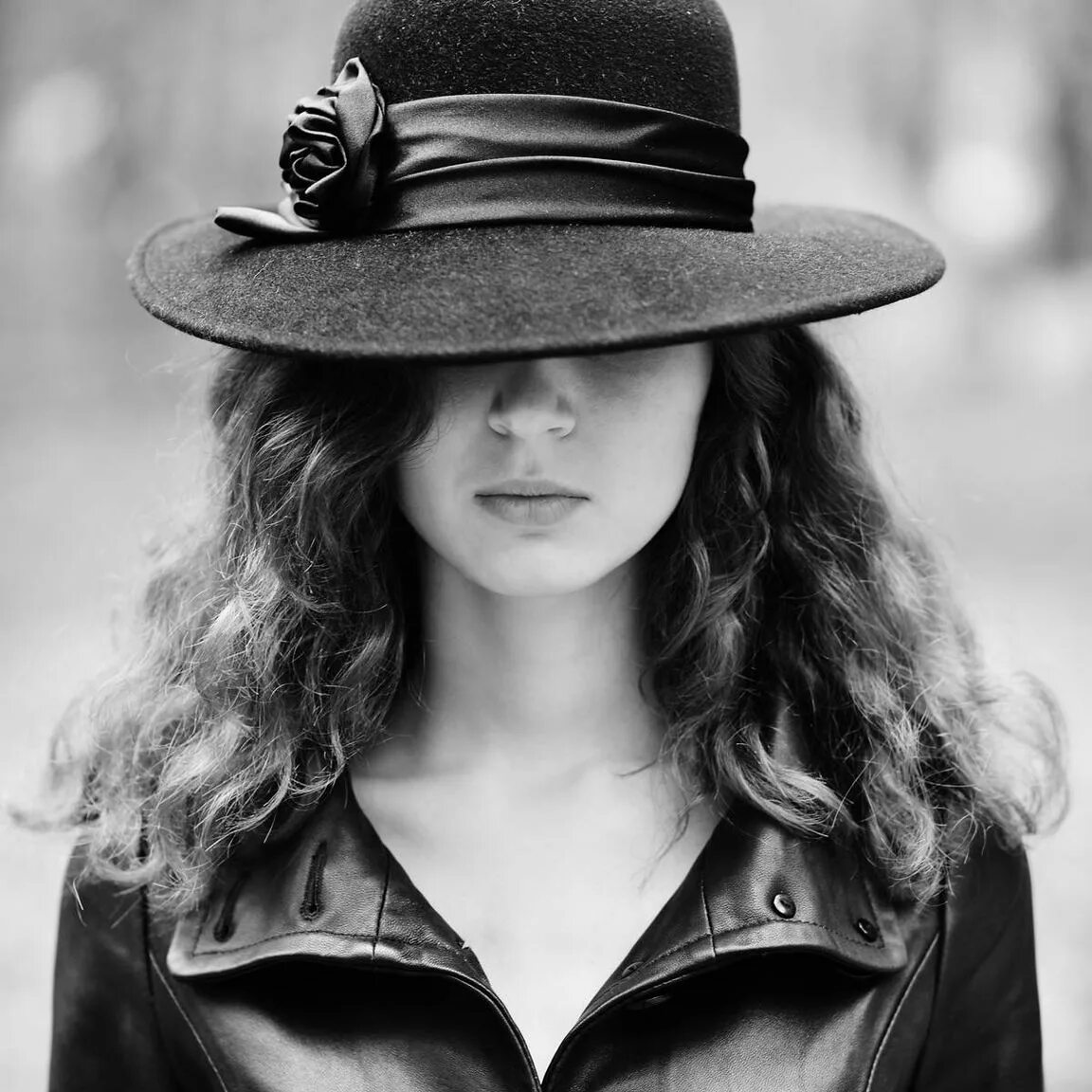 Девушка в шляпе. Красивая женщина в шляпе. Девушка в черной шляпе. Девушка в шляпке. Жена загадочная