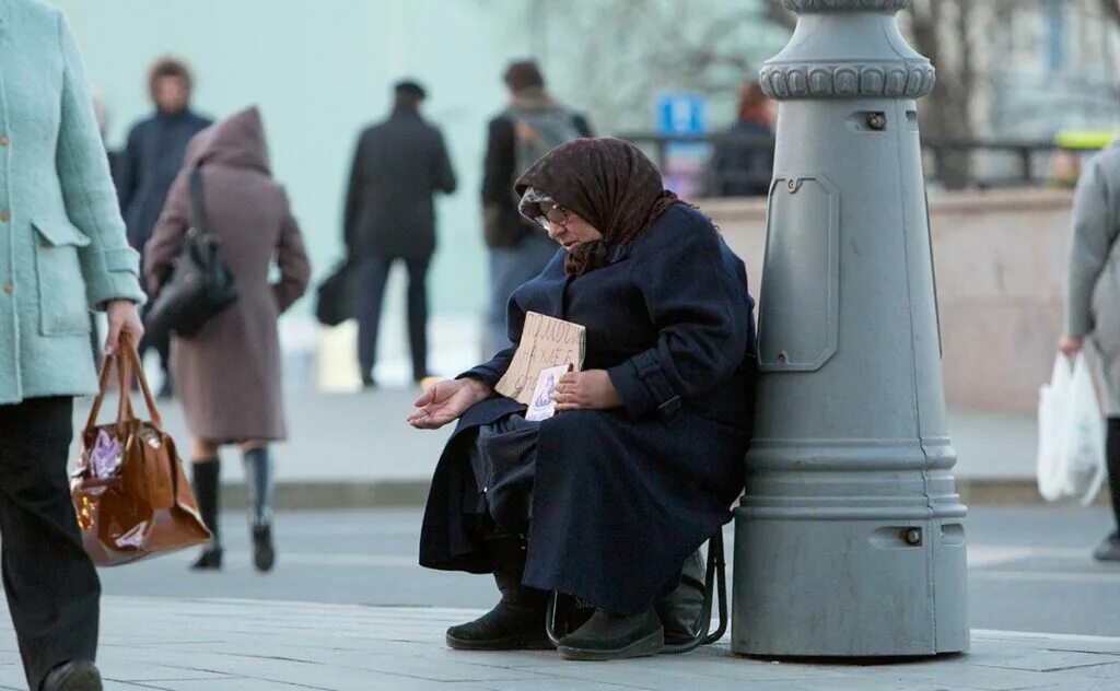 Можно подавать милостыню. Подать милостыню. подача нищим. попрошайка. милостыня картинки.