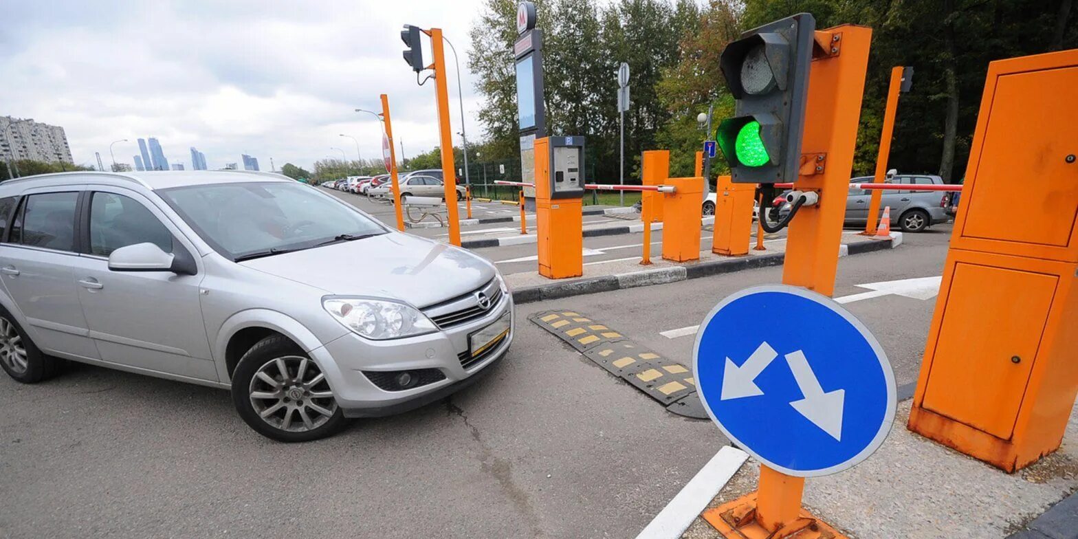 На 1 стоянке в 4 раза. Перехватывающая парковка. Шлагбаумы на автостоянке. Перехватывающая автостоянка. Перехватывающая парковка шлагбаум Анино.