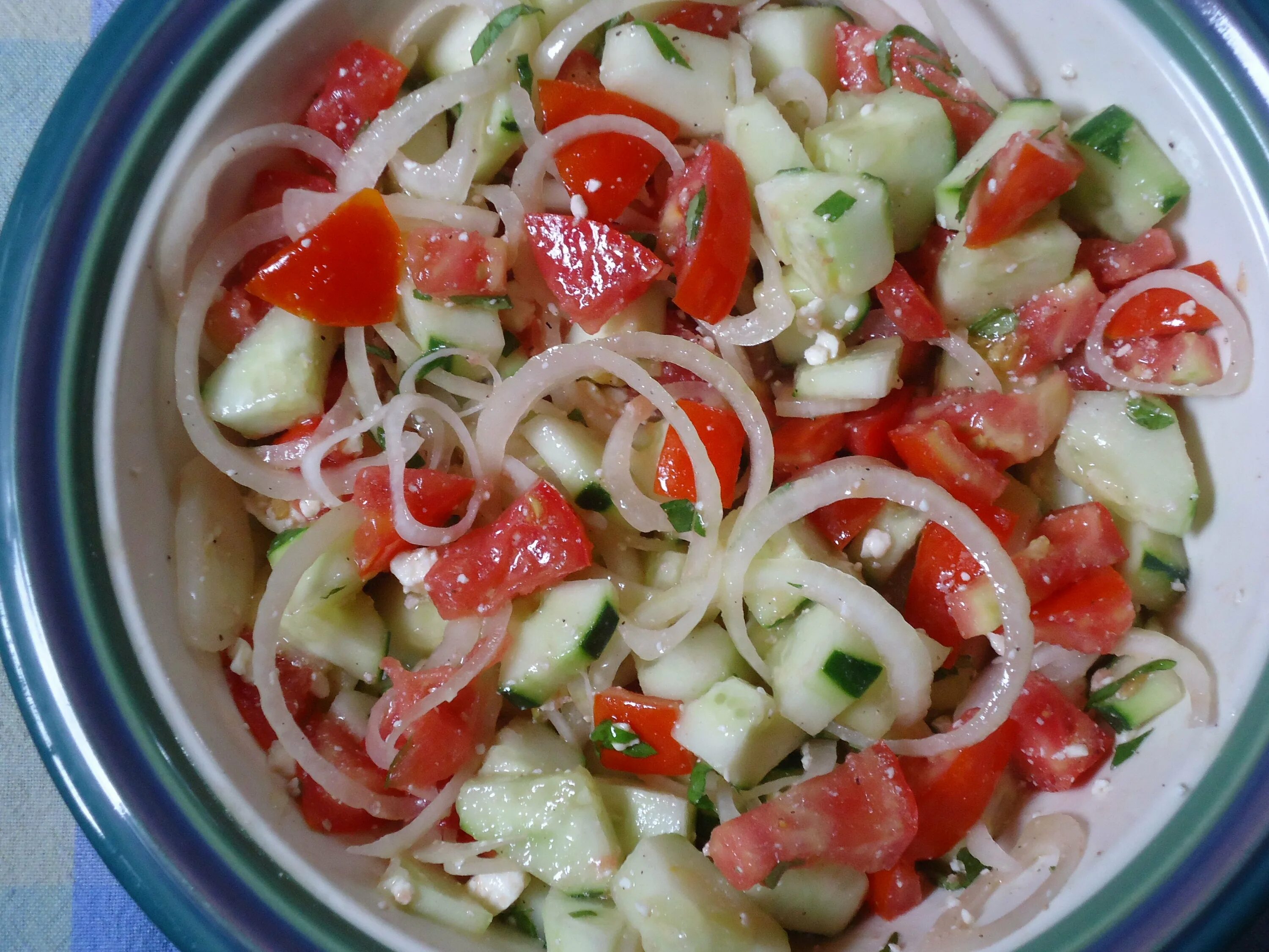 Tomato and onion and. Салат из огурца и помидора. Салат с помидорами и огурцами с майонезом. Летний салат из огурцов и помидоров. Салат из огурцов и помидоров с майонезом.