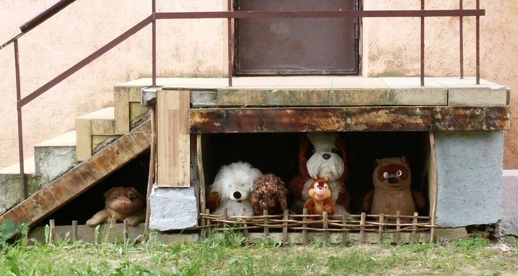 Стояли звери в них стреляли. Звери вокруг домика. Животные вокруг двери. Стояли звери около двери. Стояли звери около двери в них стреляли.