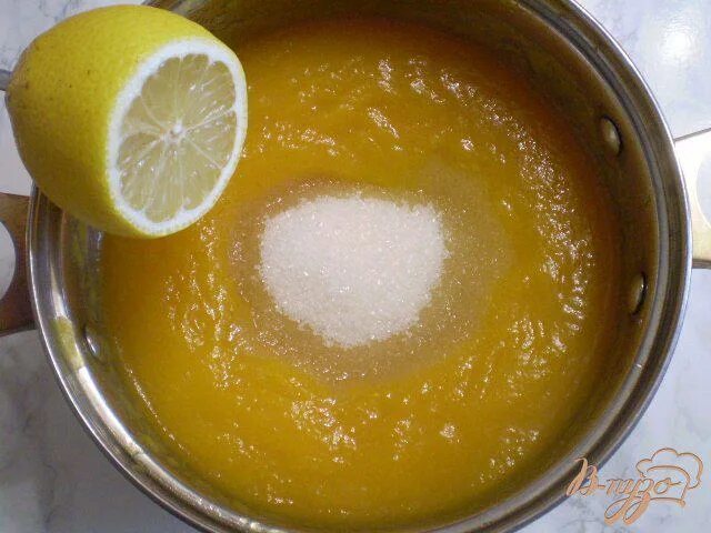 Лимон с сахаром. Перекрученный лимон с сахаром. Лимоны в кастрюле. Лимонный сок с сахаром. Сок лимона вода корица