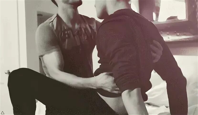 Парень с парнем гиф. Пресс парня эстетика. Парни щупают друг друга. Мужчина обнимает женщину за грудь. Лапанье на улице.