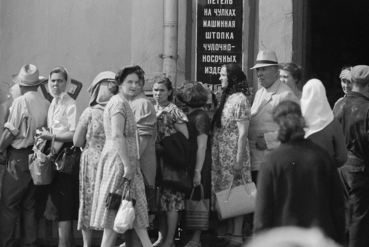 Жизнь нашей страны в 1950 1970 годы. СССР 1960-Х. Советские люди в очереди. СССР 60-Е годы. 1960 Е годы в СССР.