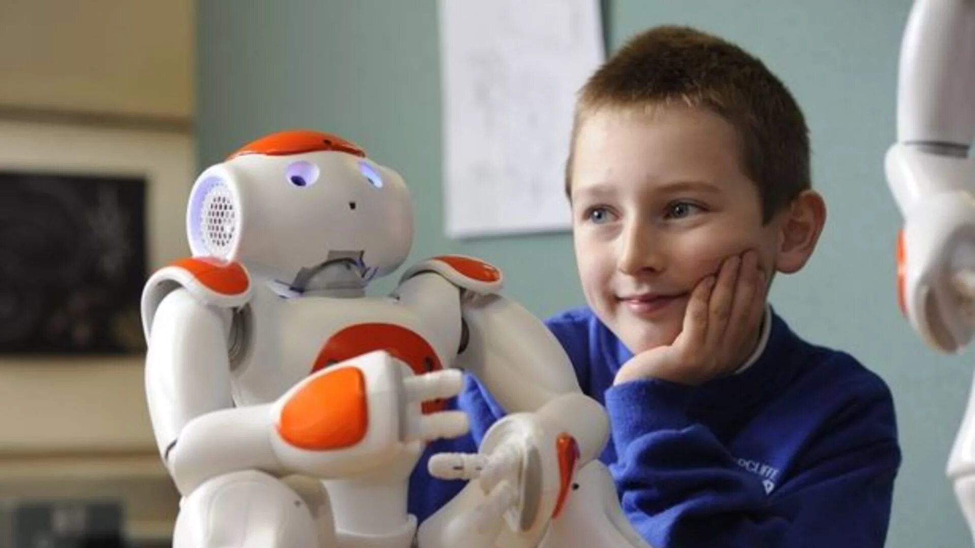 Роботы для детей. Робототехника для дошкольников. Мальчик робот. Современные роботы для детей. Человек видео для детей