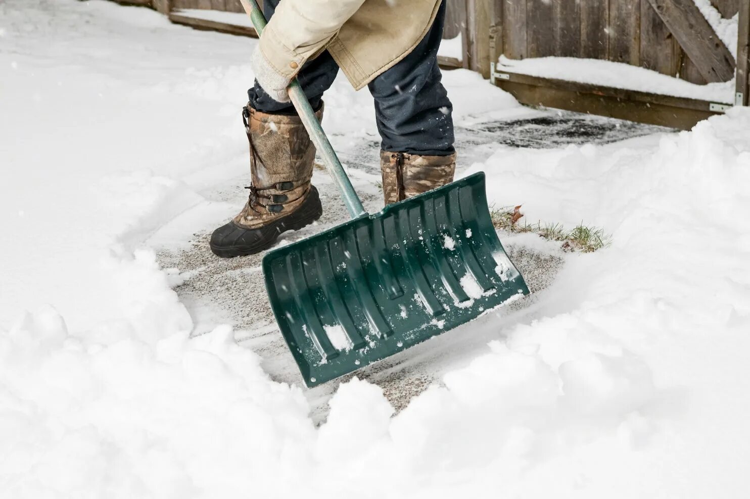 Кидает лопатой. Сломалась лопата для снега. Лопата для снега и зерна. Кидает снег лопатой. Брошенная снеговая лопата.