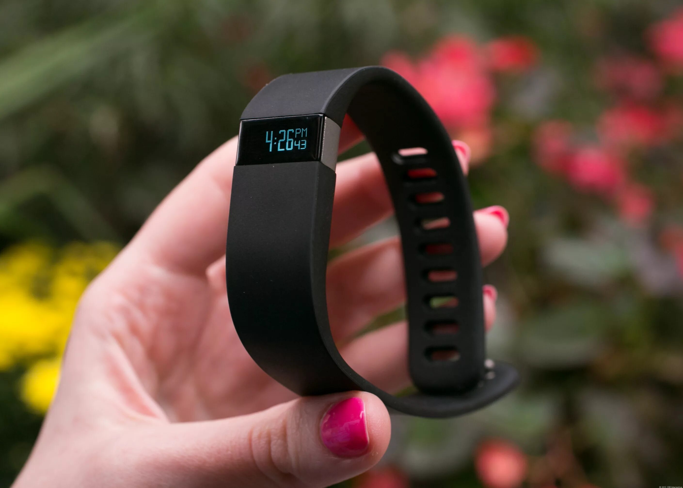 Leef фитнес трекер. Браслет fitbit force. фитнес гаджеты. девайсы для здоровья. умные гаджеты для мужчин для здоровья.