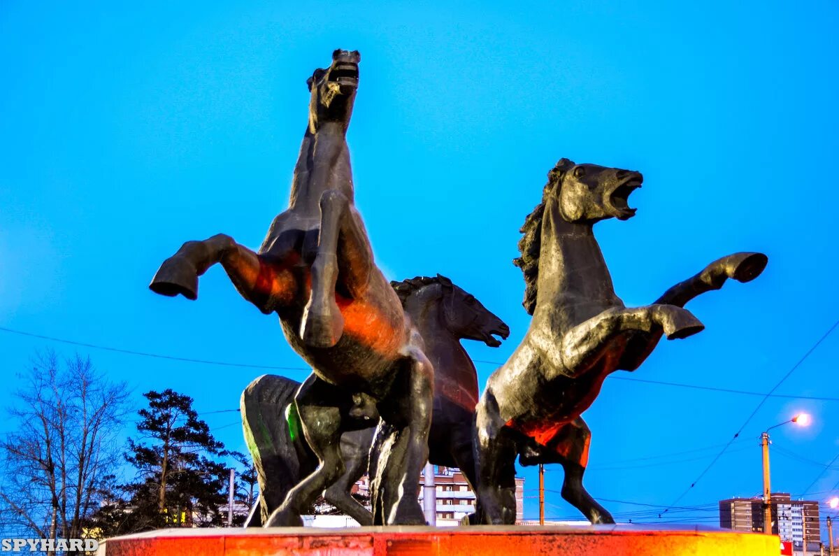монумент ладья ленск. памятник тройка лошадей в ленске. кони фонтан церетели в москве. кони улан удэ скульптура улан-удэ. памятник 3 коня.
