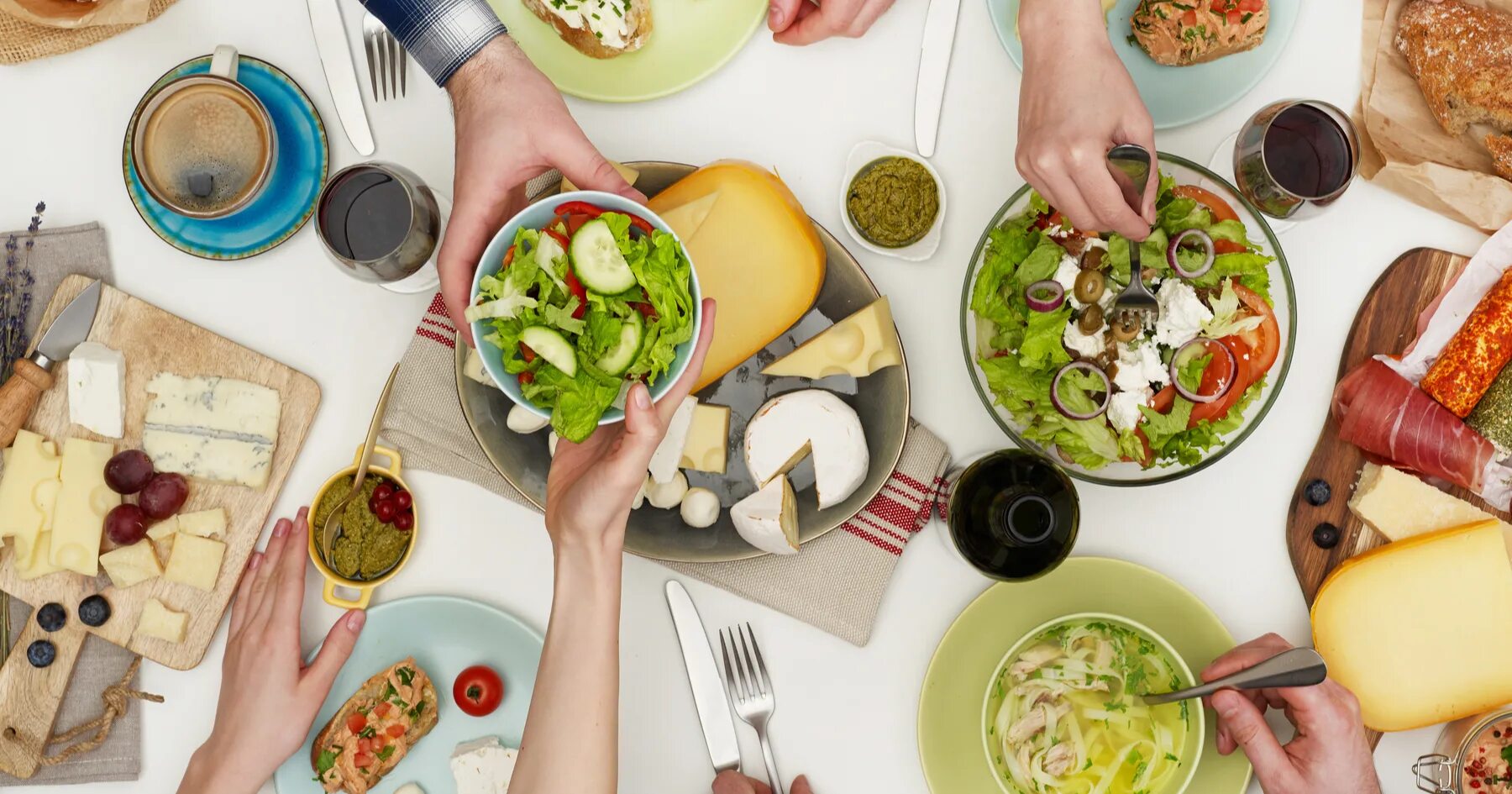 Hang out with friends картинка. Люди обедают в ресторане. Eat out living. Картинки eating out. Eat out living.