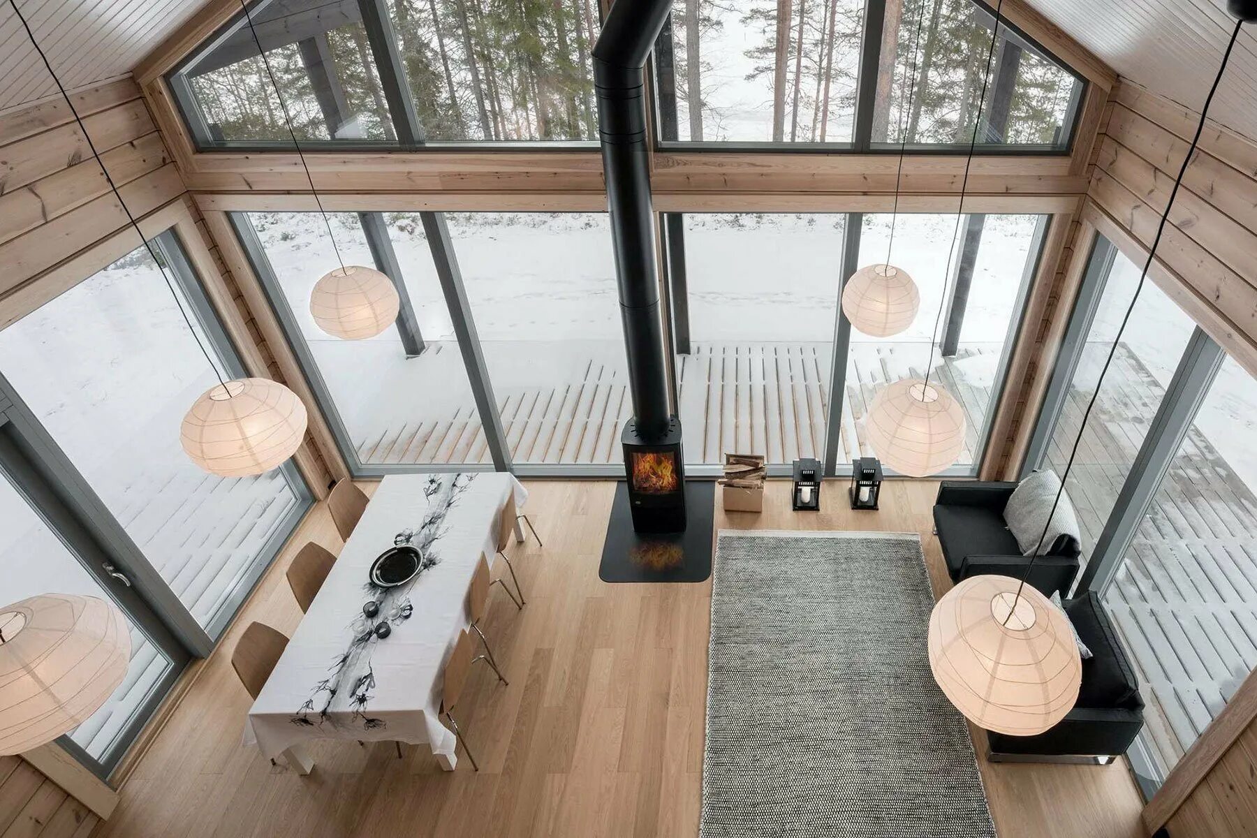 интерьер в стиле барнхаус. второй свет на скатной крыше. барнхаус 120 м2. фахверк мансарда лофт. интерьер в стиле барнхаус.