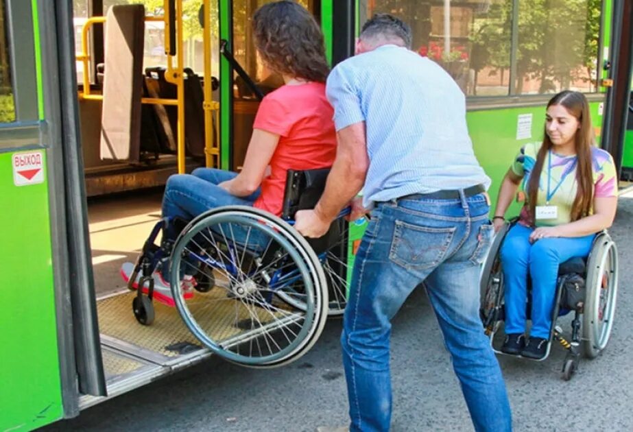 Волонтеры помогают людям с ограниченными возможностями. Автобус для инвалидов колясочников. Поддержка инвалидов. Волонтеры помогают инвалидам. Волонтеры с инвалидностью