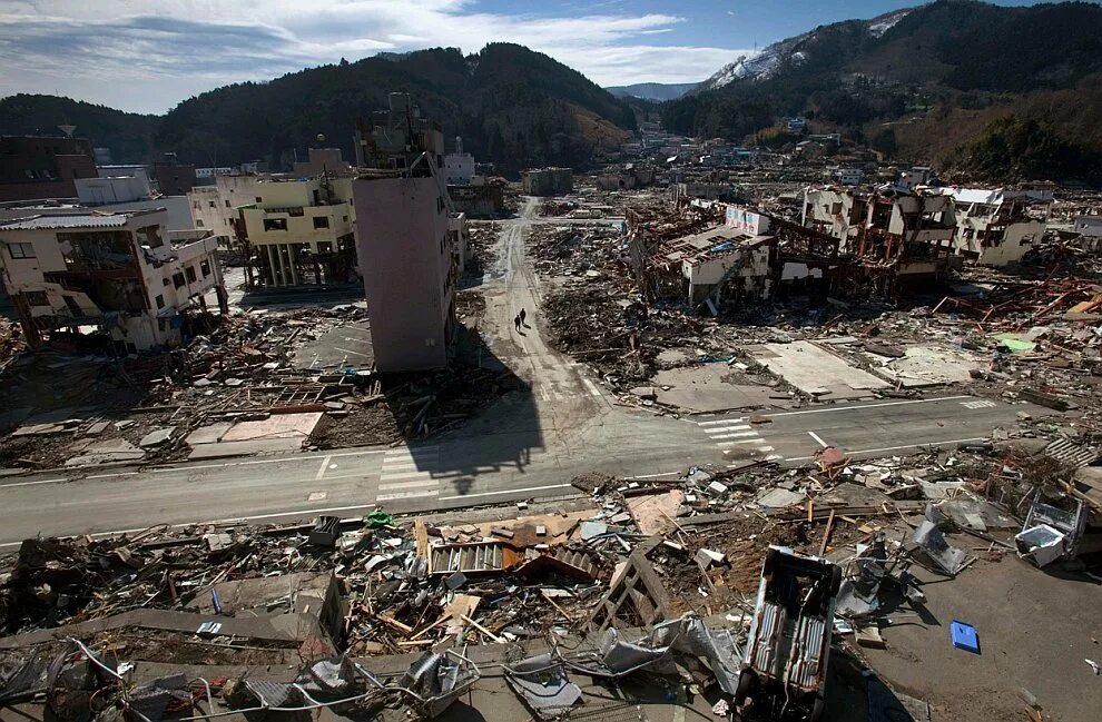Сильное землетрясение в спарте. ЦУНАМИ В Японии в 2011. Землетрясение в Японии 2011. Япония землетрясение 1970. Последствия землетрясений.