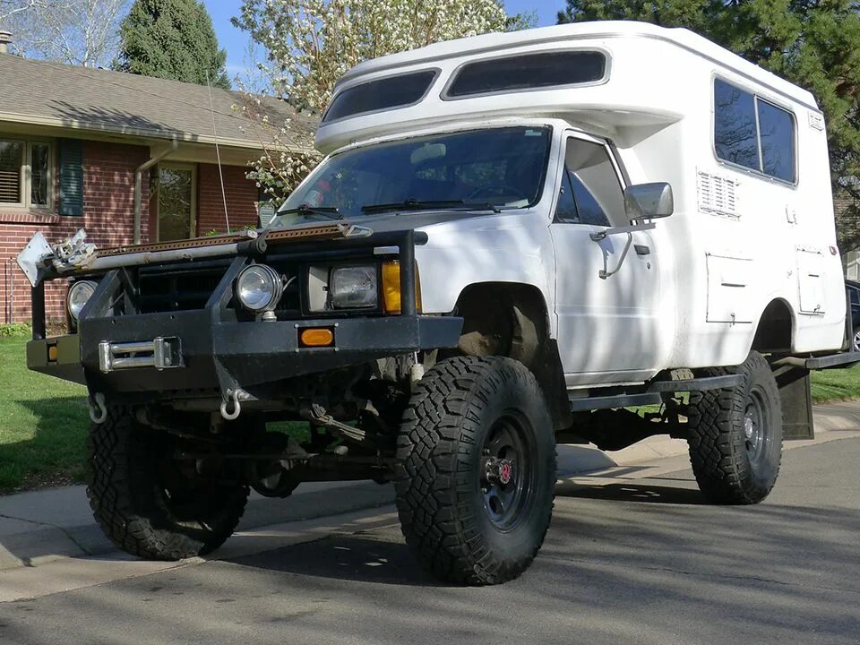 Тойота дизель полный привод. Toyota 4x4 Camper. Toyota Sunrader 4x4. Тойота Хайлюкс кемпер. Toyota County 4x4.