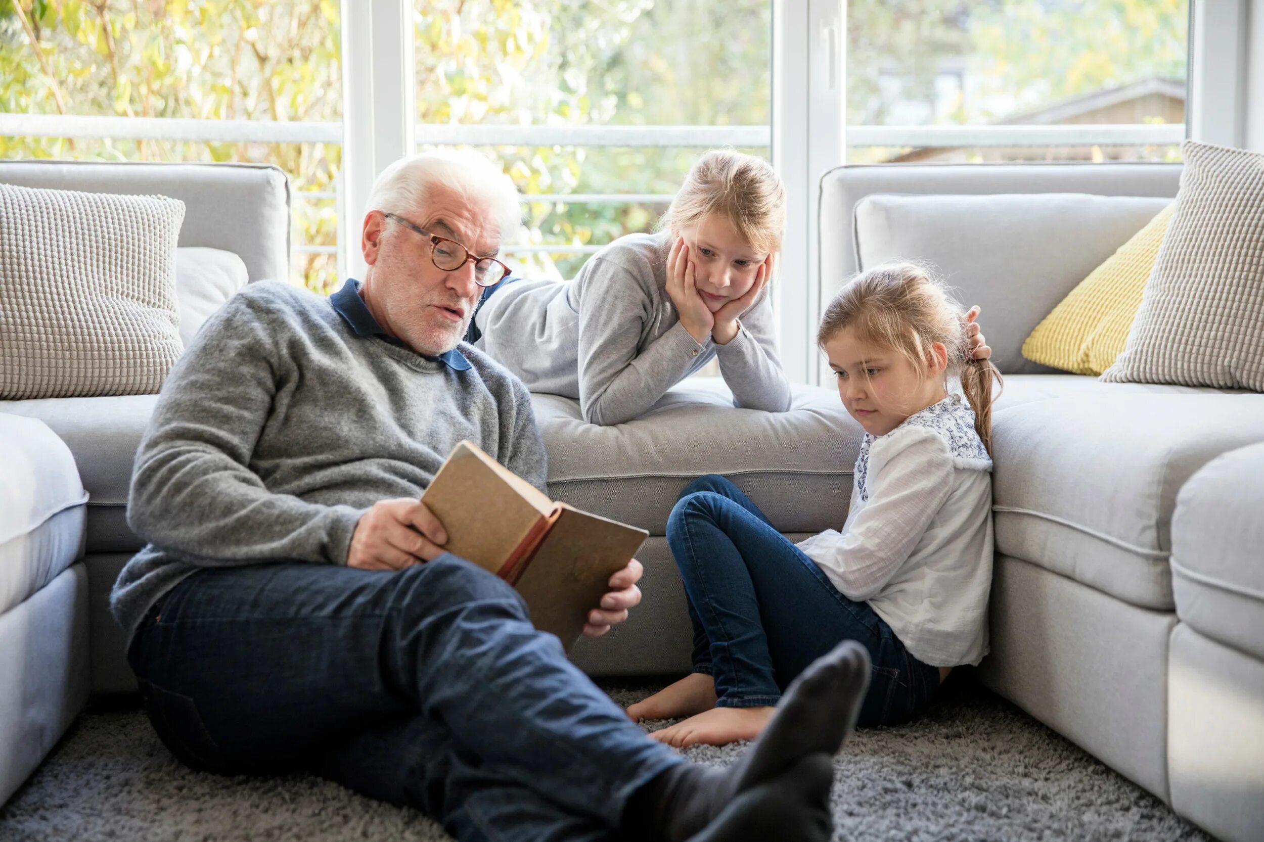 Дедушка с внуками. Бабушка и дедушка читают внукам. Бабушка и дедушка в гостиной. Дедушка и внук.
