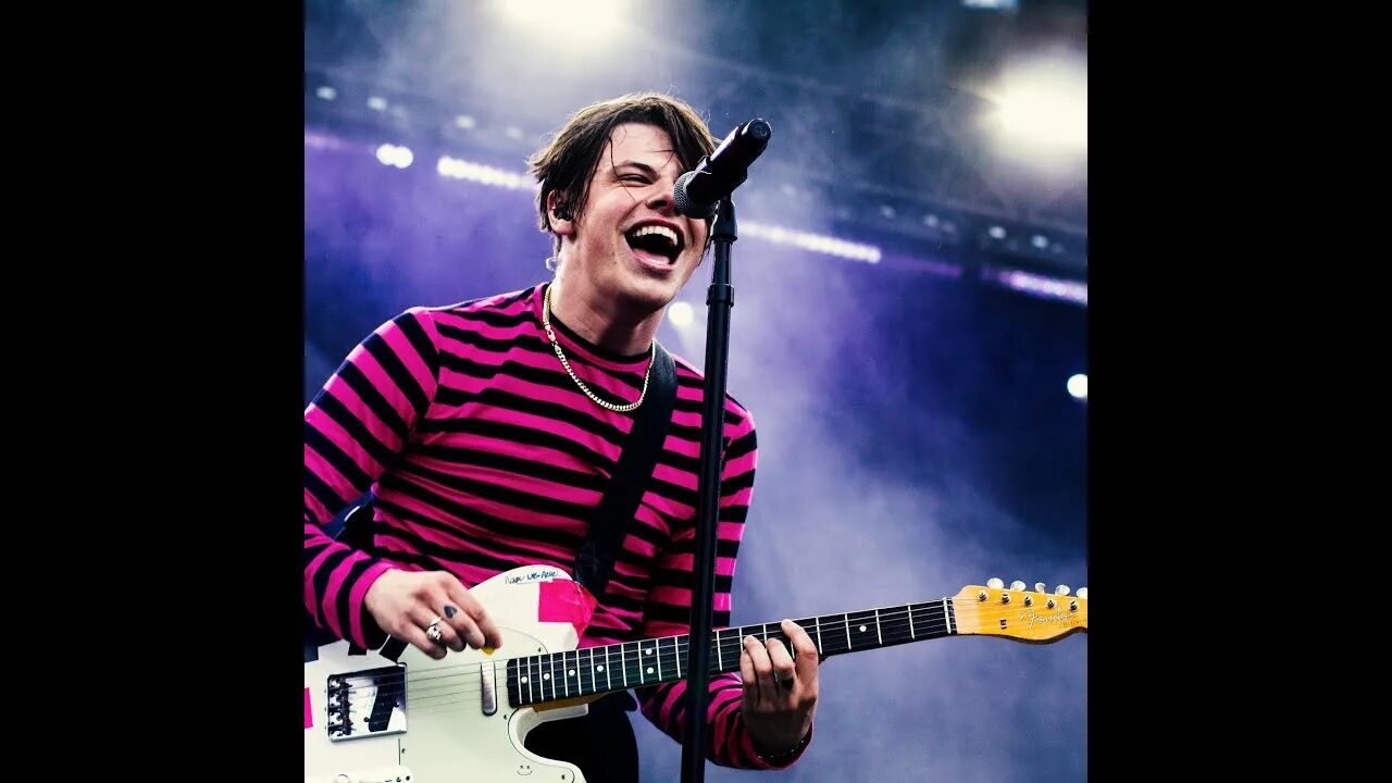 Yungblud 2020. Свитер i love me. Цитаты yungblud. Yungblud и холзи. Yungblud i love you.