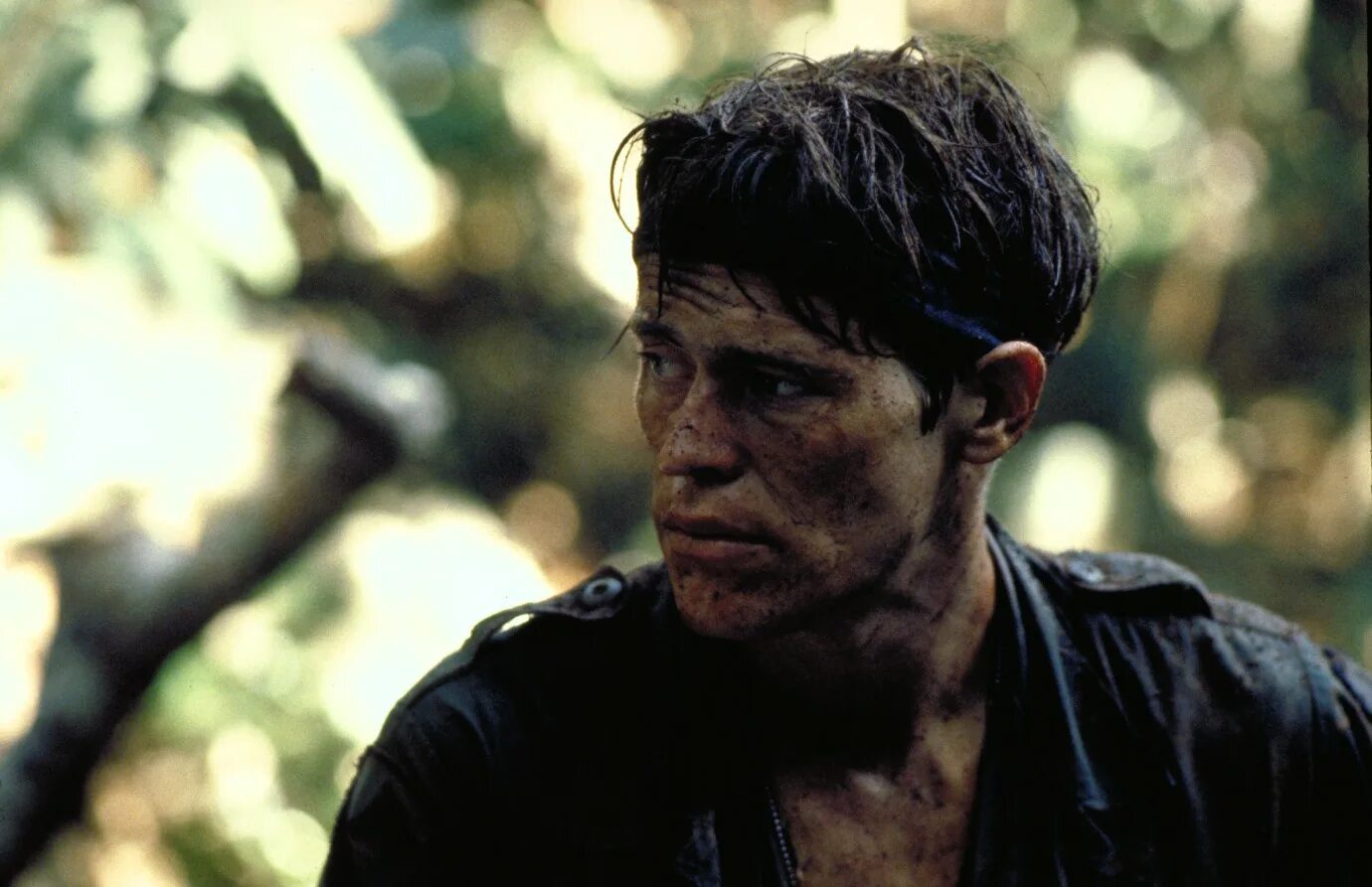 Герой дефо 5 букв. Взвод 1986 уиллем дефо. уильям дефо взвод. platoon 1986 willem dafoe.