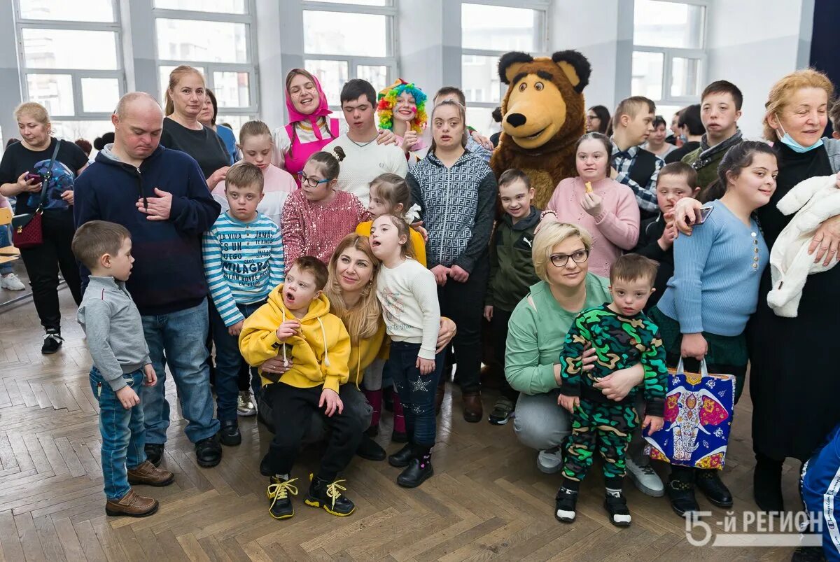 Праздники для детей с синдромом Дауна Владикавказ. Праздник для детей даунов. Дети с синдромом Дауна на празднике. Интернат для детей даунов. Школа для даунов