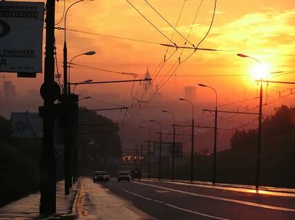 Город еще не проснулся на темных улицах
