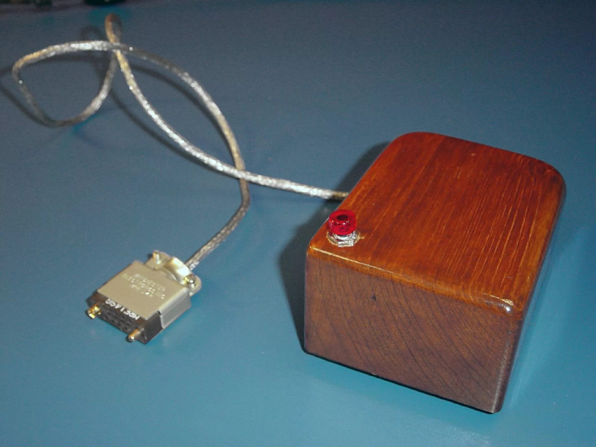 Создание мыши. Дуглас Энгельбарт компьютерная мышь. Первая мышь Дугласа Энгельбарта. Первая компьютерная мышь 1964. Первая мышка.
