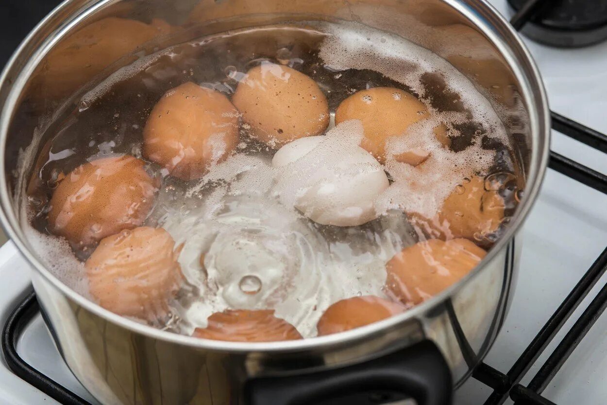 Яйца варятся в кипящей воде. Яйца в кастрюле. Яйца в кипящей воде. Яйца в кипятке. 6 Яиц в кастрюле.