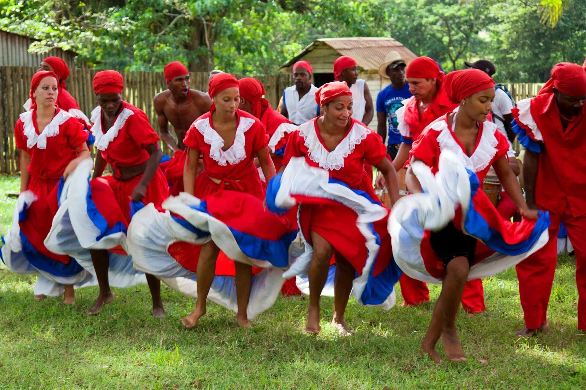 Национальные кубинские танцы. Кубинский национальный костюм. Куба танцы национальные. Жители Кубы.