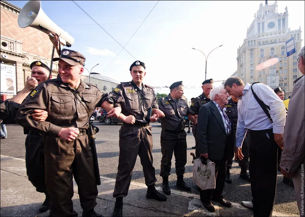 Митинг в Москве 1991. Дед на митинге. Митинг 23 февраля 1991. 2 Оперативный полк. Площадь прощанья