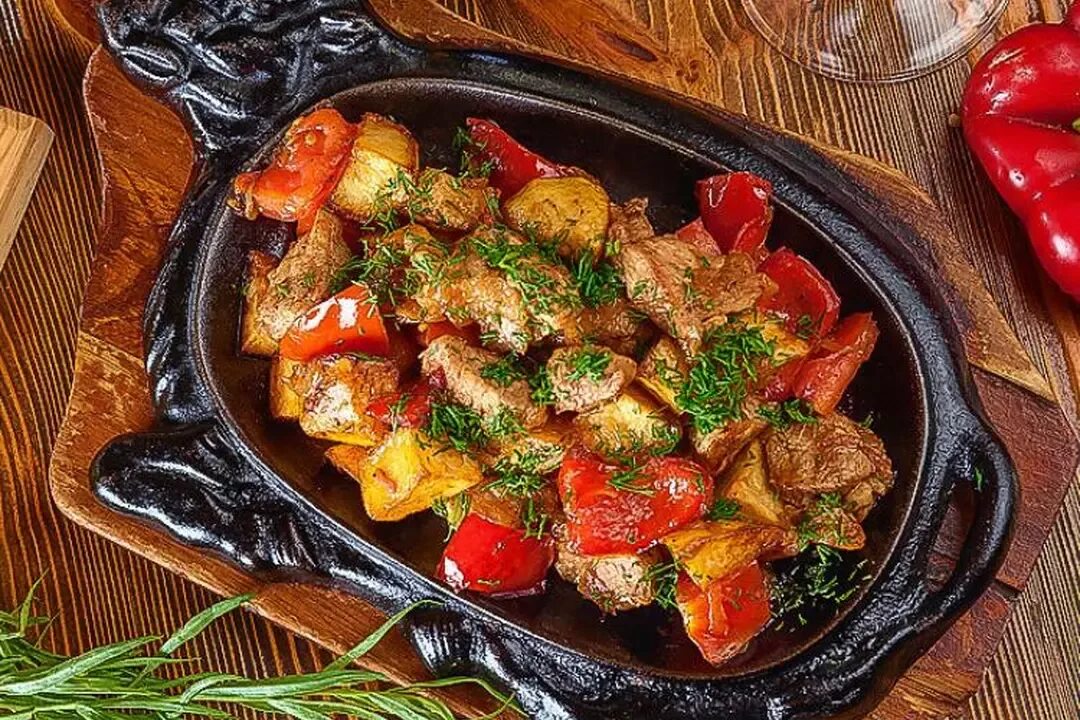 Вторые блюда с овощами и мясом. Жаровня блюдо. жареное мясо с овощами. мясо на жаровне с овощами. овощи на сковородке.