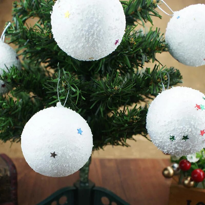 Елка белыми шарами. Декор пенопластовых шаров на новый год. Новогодняя елка с шарами из пенопласта. Елка из пенопласта с шарами. Пенопластовые шары украсить.