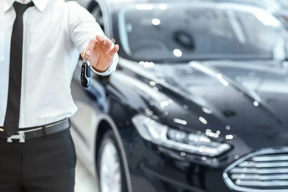 Мужчина в автосалоне. Продавец авто. Менеджер автосалона. Продажник+автомобилей. Покупатель автомобиля.