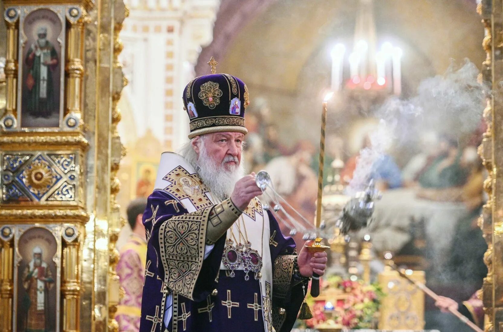 Освящение патриархом кириллом оружия. Фото лукашенко и кирилла патриарха. Август патриарха. Патриарх кирилл 2006. Патриарх кирилл до 2009 года.