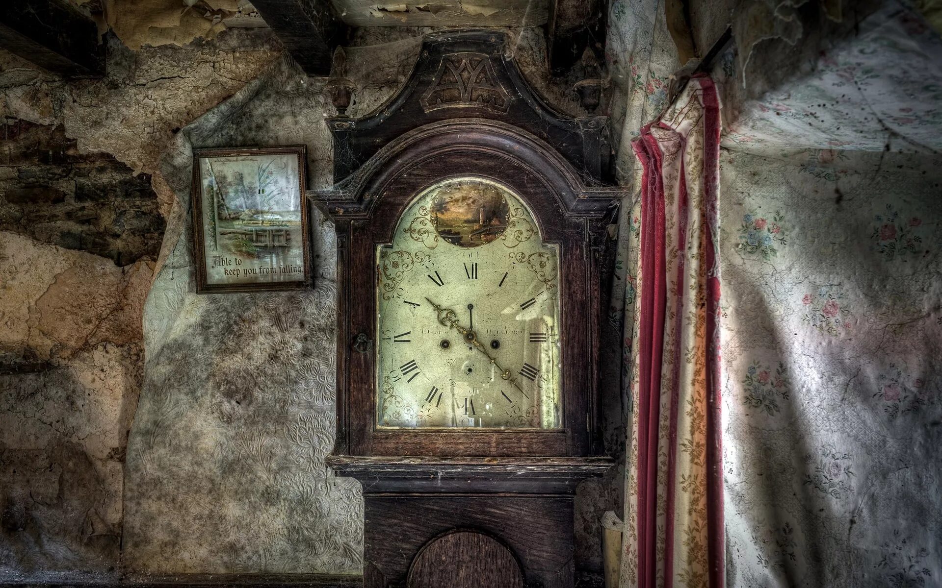 Старинные часы. Комната со старинными часами. Старинные часы на стене. Старинные часы в интерьере.