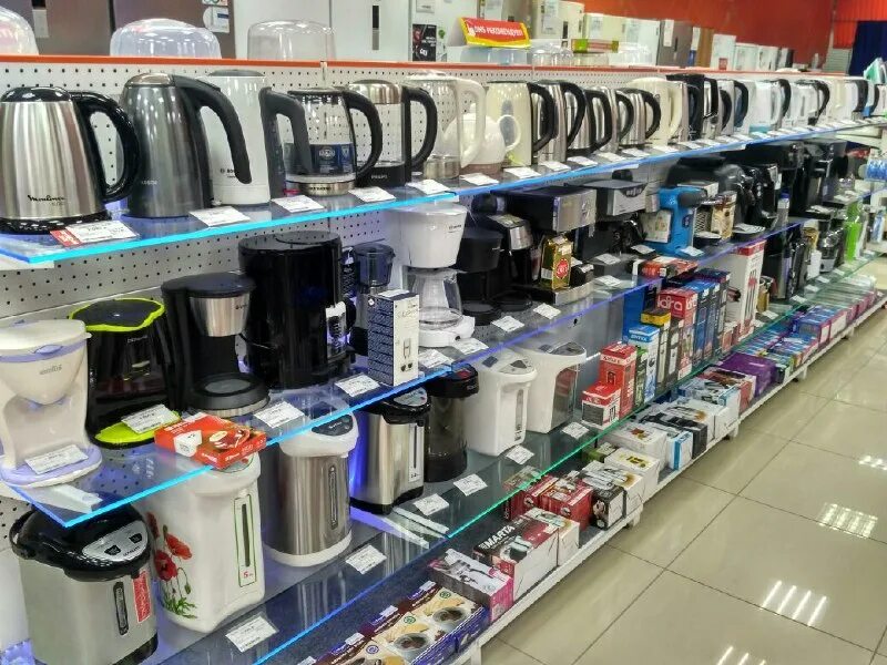 Товары в магазине техники. Бытовая техника магазин. Электробытовые товары. Ассортимент товаров бытовой техники. Витрины для бытовой техники.